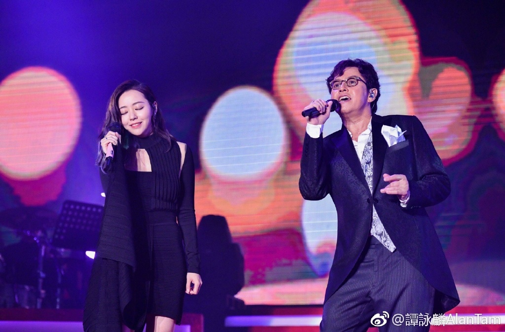 李克勤夫妇和胡枫汪明荃相聚_李克勤最好听的十首歌_李克勤