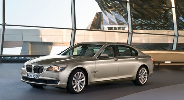 为什么全新BMW 5系是中大型豪华轿车的安全典范？_典范2021款自动进取型_为什么全新BMW 5系是中大型豪华轿车的安全典范？