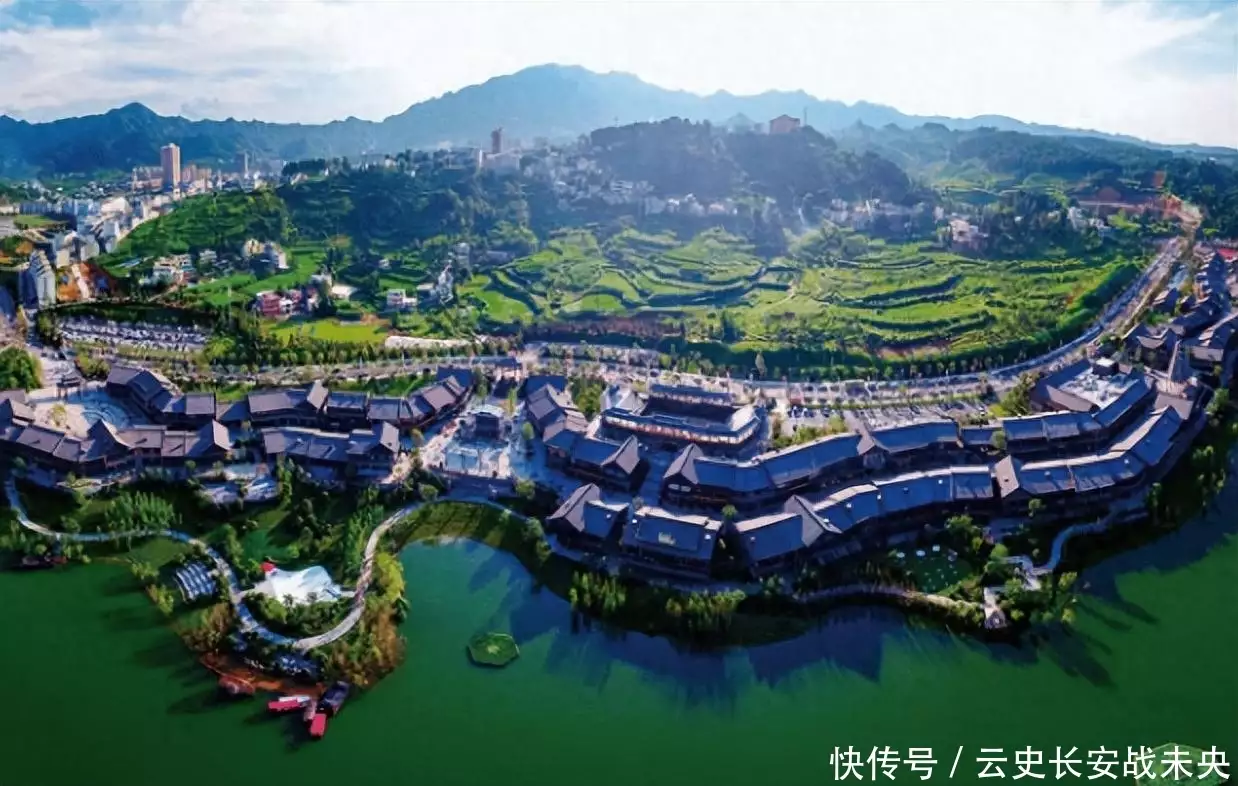 王健林年青_王健林年轻照_王健林与年轻企业家的关系
