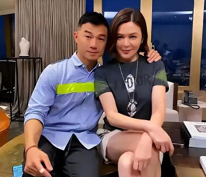 关之琳62岁惊艳造型：皮草大衣下半身失踪，香港第一美人不老秘诀揭秘