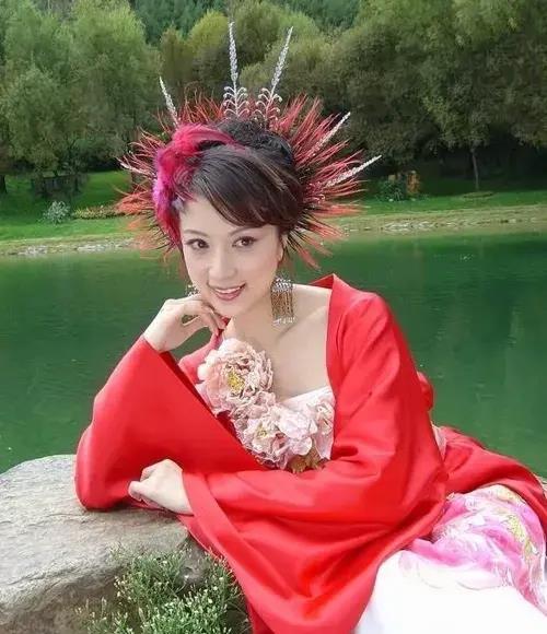 金巧巧碎花连衣裙优雅亮相 如高贵孔雀展现独特魅力与时尚品味