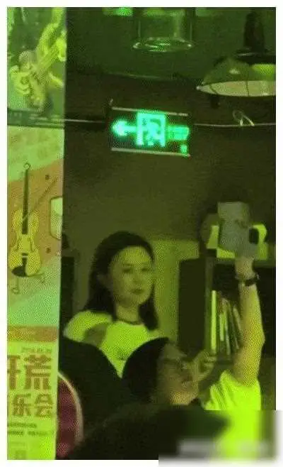 关之琳大理酒吧夜现身，神秘男子陪伴引热议，感情生活再添传奇