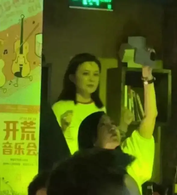 61岁关之琳大理双廊酒吧热舞，与顾纪筠夫妇共度愉快夜晚
