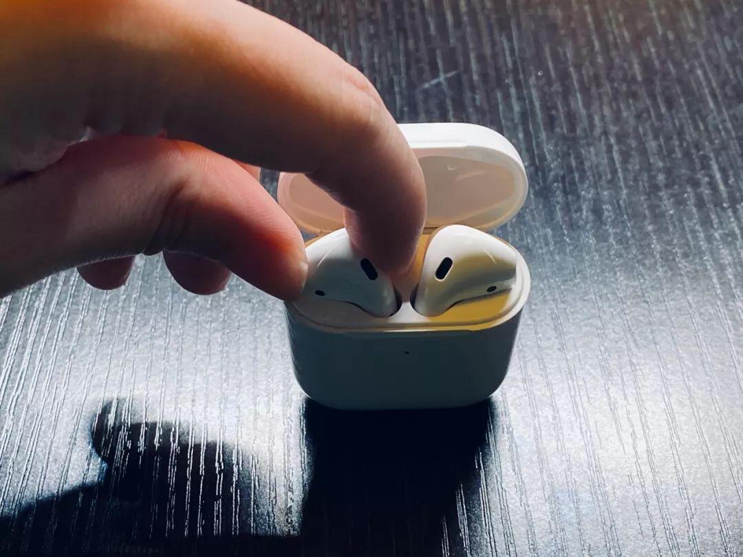 苹果耳机airpods对比_apple耳机对比_iPhone的耳机选择：AirPods对比其他品牌