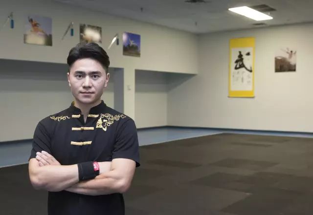 成龙获奥斯卡终身成就奖引热议，专家解析其武术表现力与道具运用