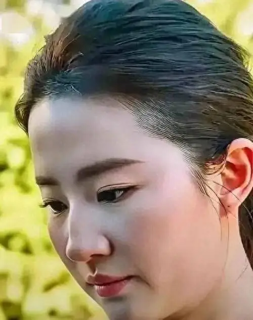 刘亦菲近况曝光：鬓角白发和颈部细纹引发冻龄与真实美的深度讨论