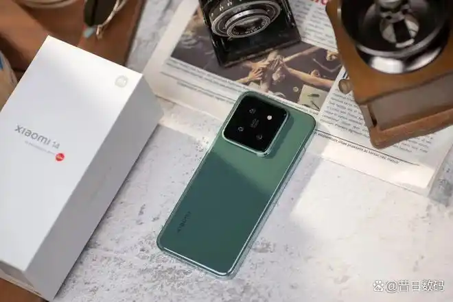 小米14：3999元（12+256GB），设计美学与性能的双重卓越