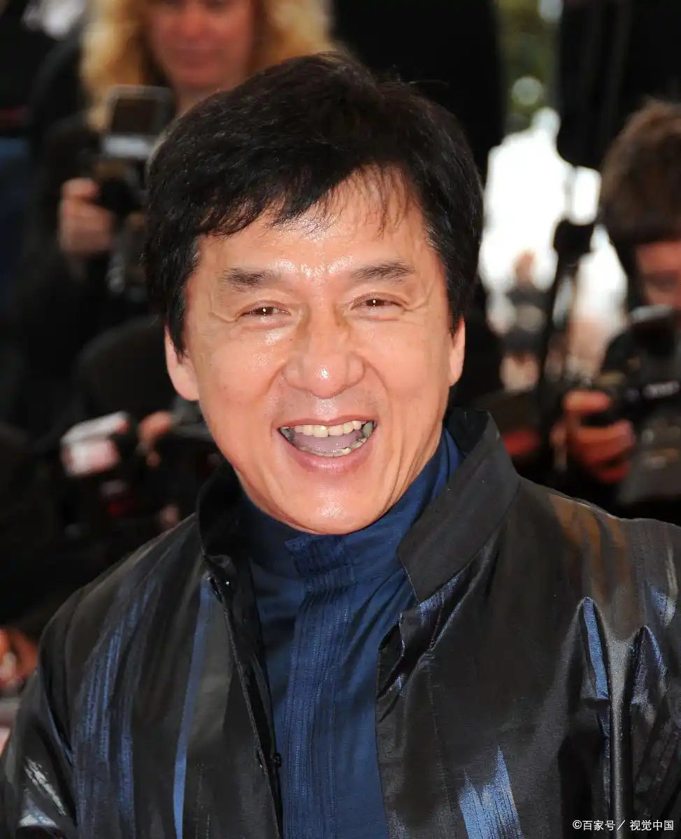 成龙从替身演员到国际巨星的蜕变之路：揭秘功夫之王的传奇人生