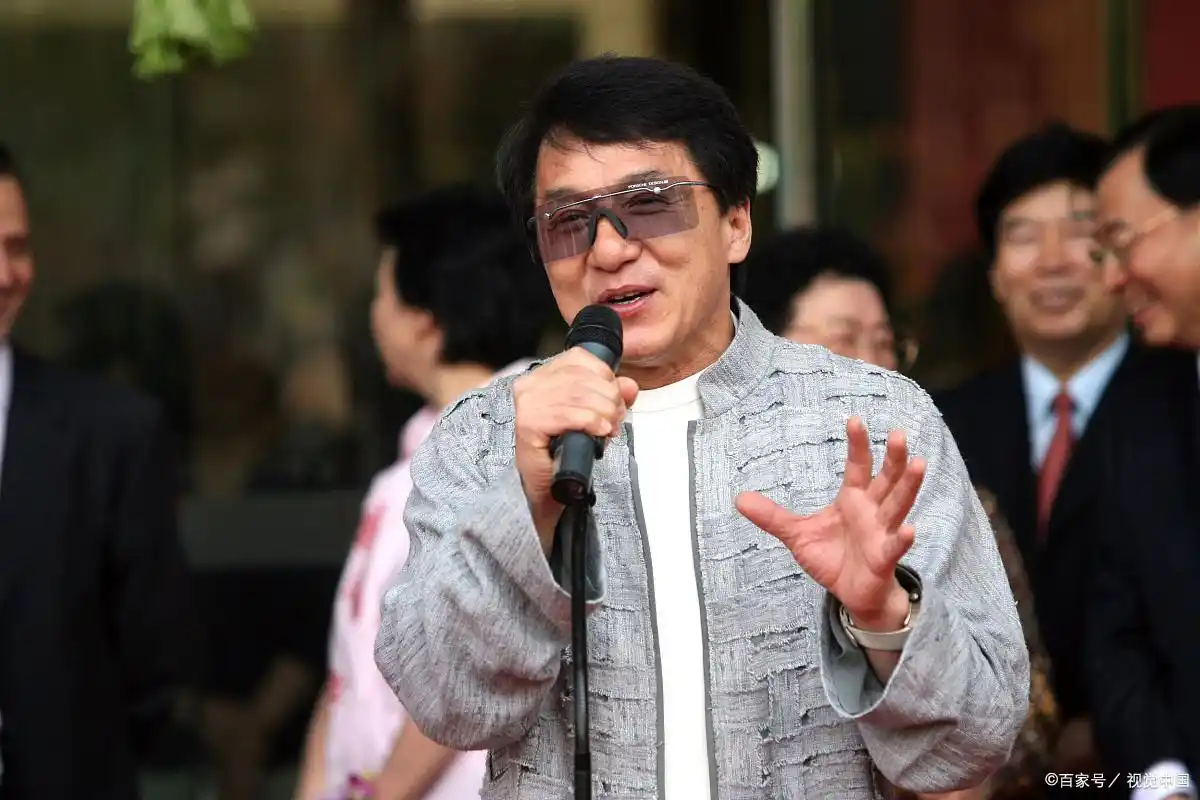 成龙成功之路_成龙成名之路_从打星到导演：成龙的转型之路